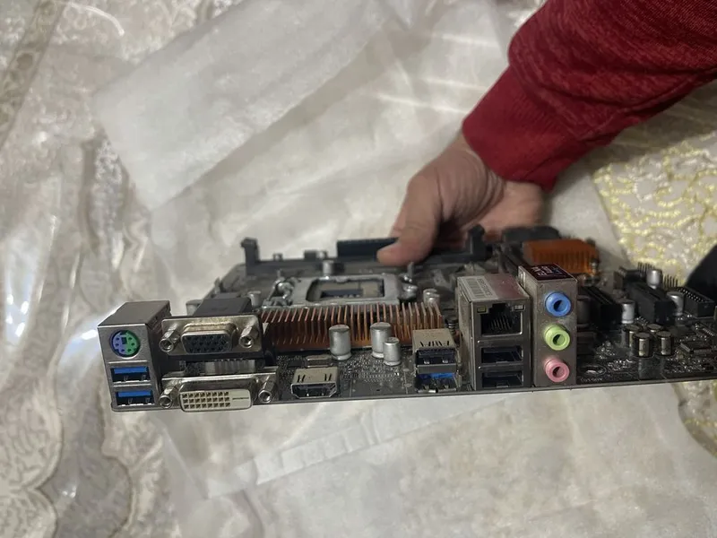 Продается материнская плата ASROCK H110M 2