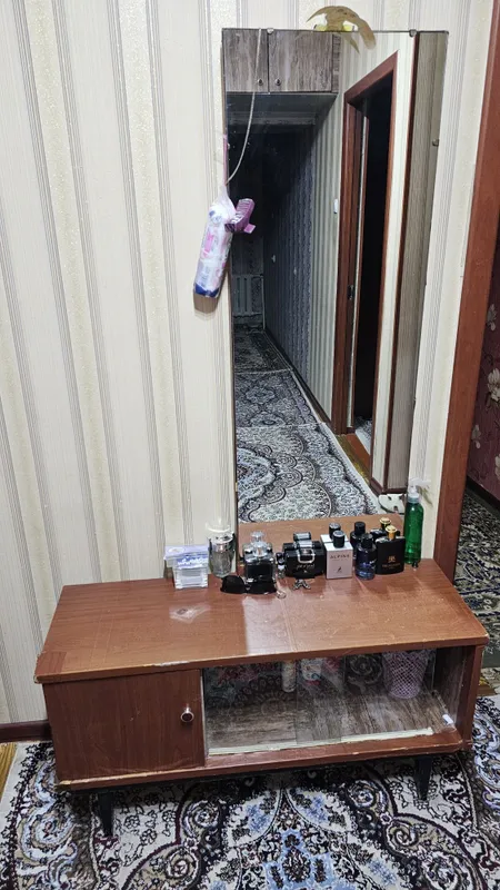 Tualet stoli (oyna) sotiladi Tualet stoli (oyna) sotiladi