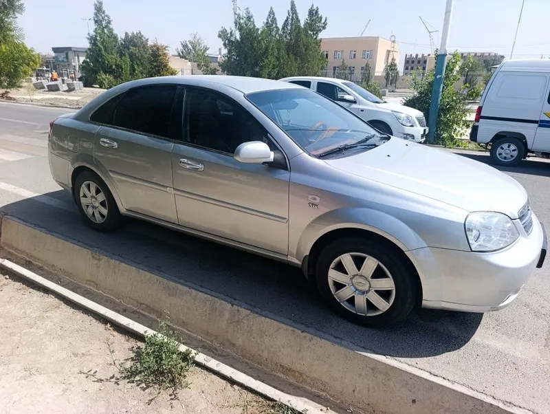 Lacetti 1.8 sotiladi