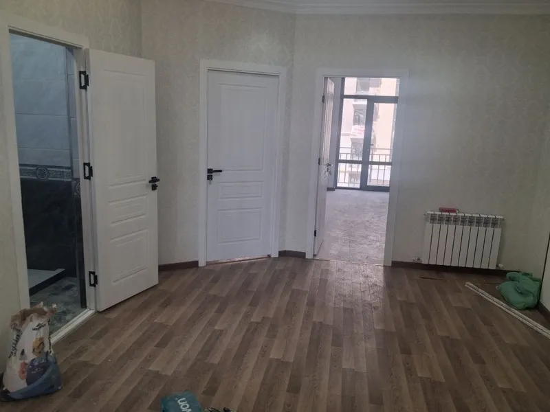 Uy sotiladi 3 xonali sergili indeks bozor oldida gren house uylar