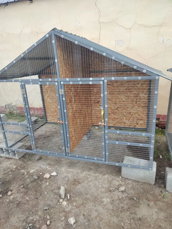 Курятники есть готовые и делаем на заказ.