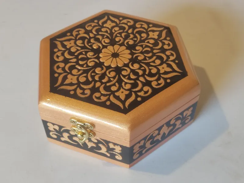 Yogʻoch quticha zarli naqshi boʻrtgan