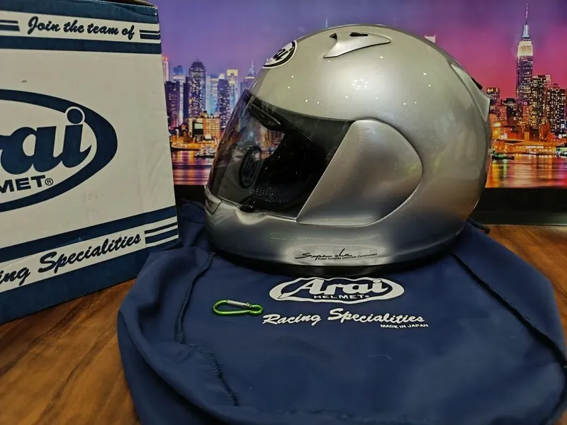 Это высокачественый мото шлем от Японского бренда ARAI QUANTUM 2 1 Это высокачественый мото шлем от Японского бренда ARAI QUANTUM 2 1