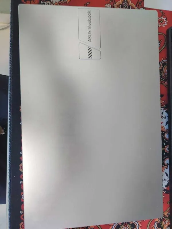 Noutebook sotiladi.