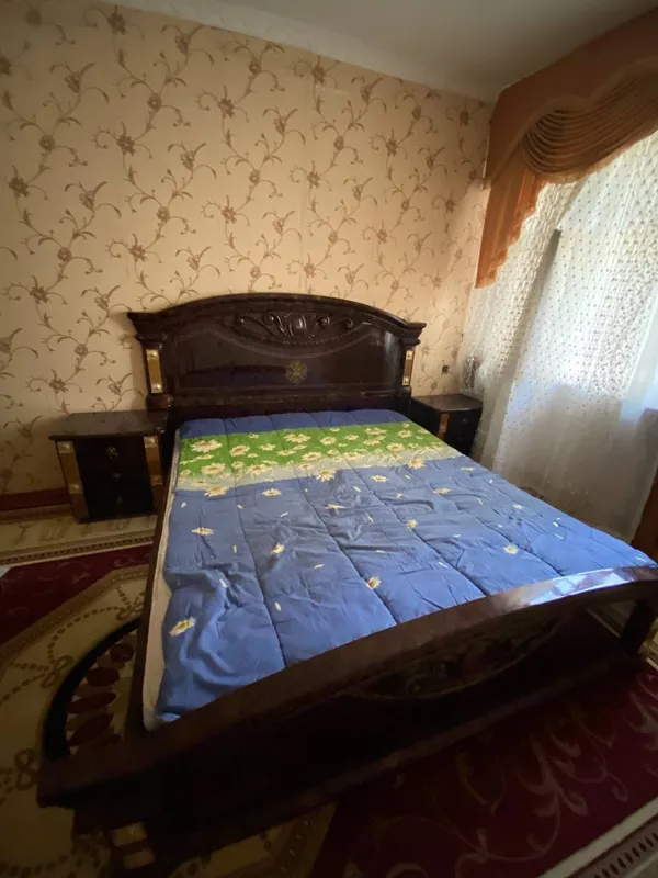 Двуспальная кровать с 2 тумбочками
