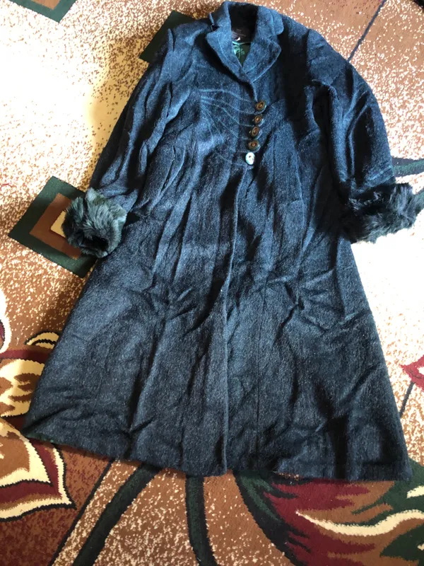 Женское пальто, размер 4XL, 250 тысяч сум, договоримся Женское пальто, размер 4XL, 250 тысяч сум, договоримся