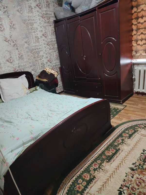 Splaniy tumboshkasi bilan divan kreslo