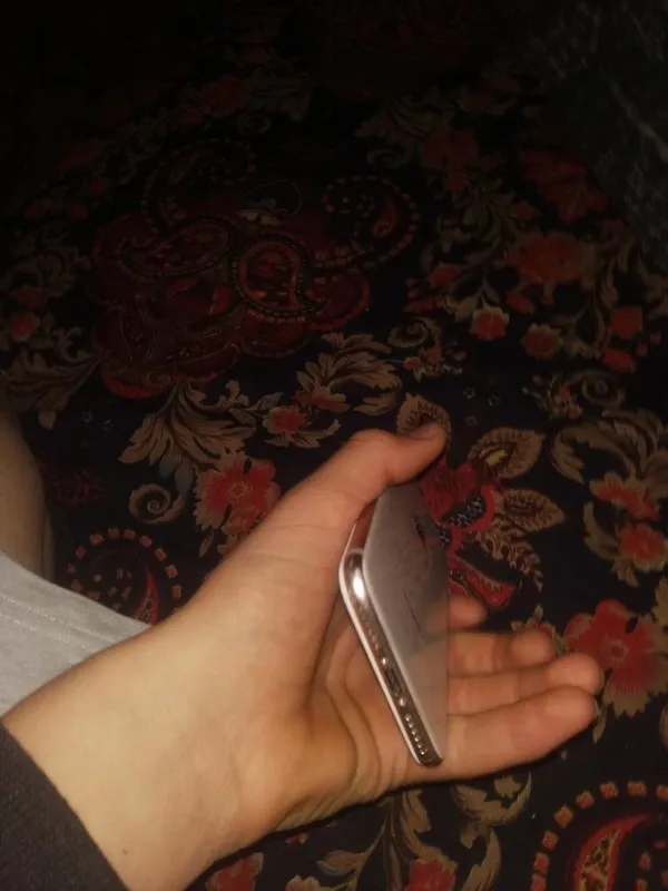 iPhone 8 64 ГБ, всё работает, есть учётная запись iCloud 6