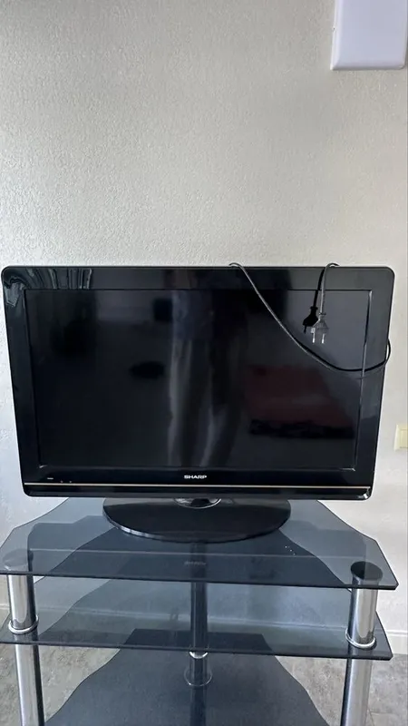 Sharp televizor va padstavka ikkalasi 1 Sharp televizor va padstavka ikkalasi 1