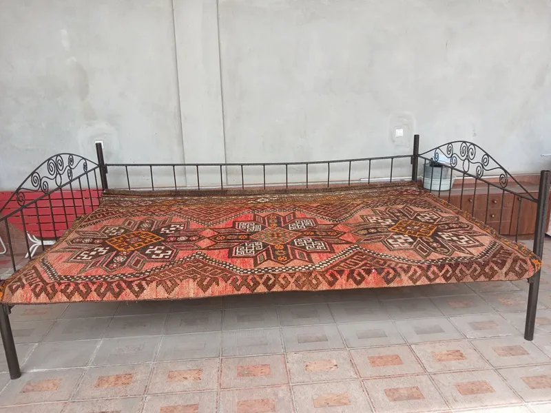 кроват тапчан 2×3м с ковёором