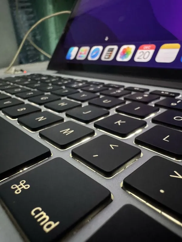 MacBook Pro 13 dyum (2015) + ikkita sumka, gilof va klaviatura himoyas — фото 5