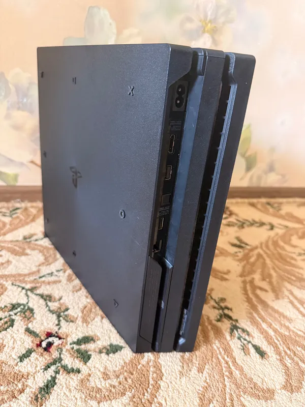 Продается игровая приставка Sony PlayStation 4 pro в хорошем состоянии — фото 1