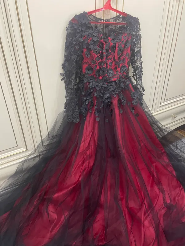 Платье из 3D-гипюра, надевалось 1 раз, размер M 1