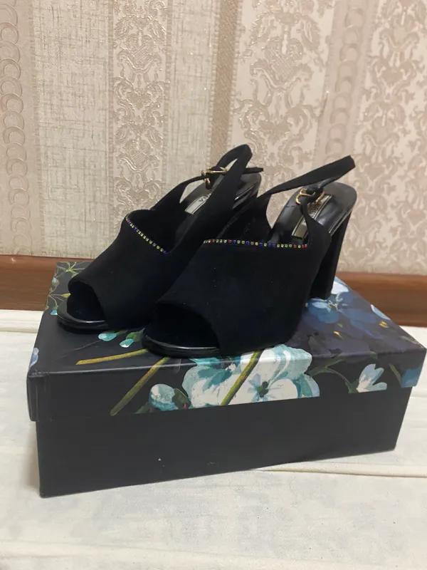 Qota tufli 2 marta kiyilgan 35 razmer 1 Qota tufli 2 marta kiyilgan 35 razmer 1