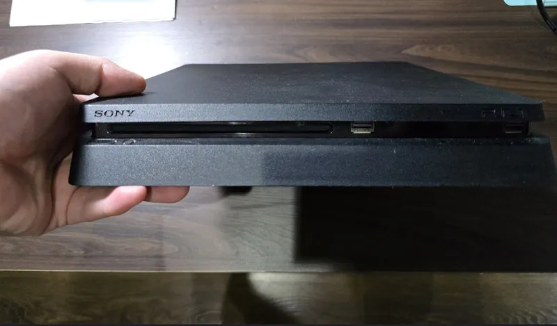 Play station 4 slim 3