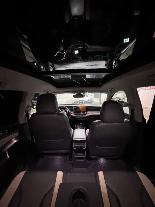 Sotiladi: Volkswagen ID.6 Pure+ 6