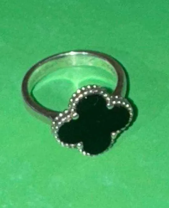 Серебро кольцо-Van Cleef & Arpels Alhambra. проба-925 РАЗМЕР-17. 3грам 1 Серебро кольцо-Van Cleef & Arpels Alhambra. проба-925 РАЗМЕР-17. 3грам 1