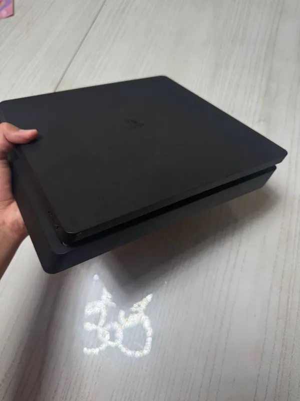 Playstation 4 slim, 2 jostik original 2 Playstation 4 slim, 2 jostik original 2