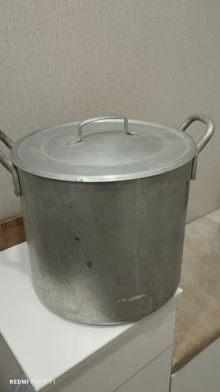 Алюминиевая кастрюля.