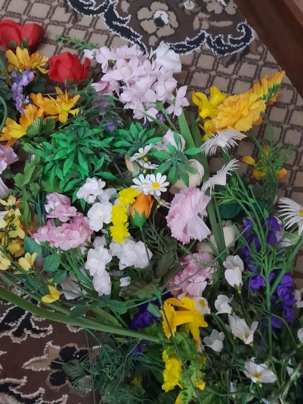 Цветы совпластитал много