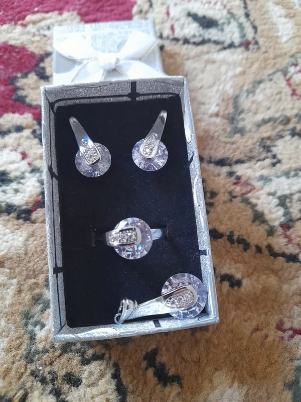 kumush yurgizilgan bujuteriya kamplekt 1 kumush yurgizilgan bujuteriya kamplekt 1