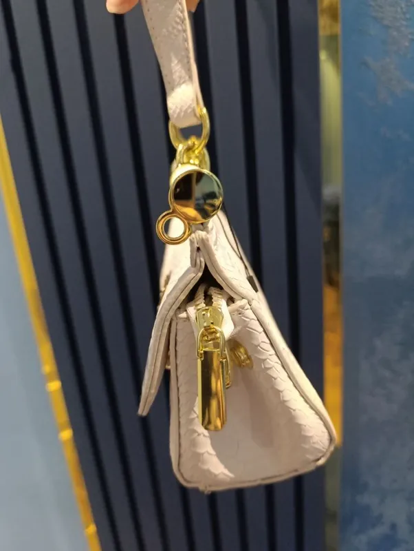 Недорого!Компактная и удобная сумочка Dolce Gabanna 8