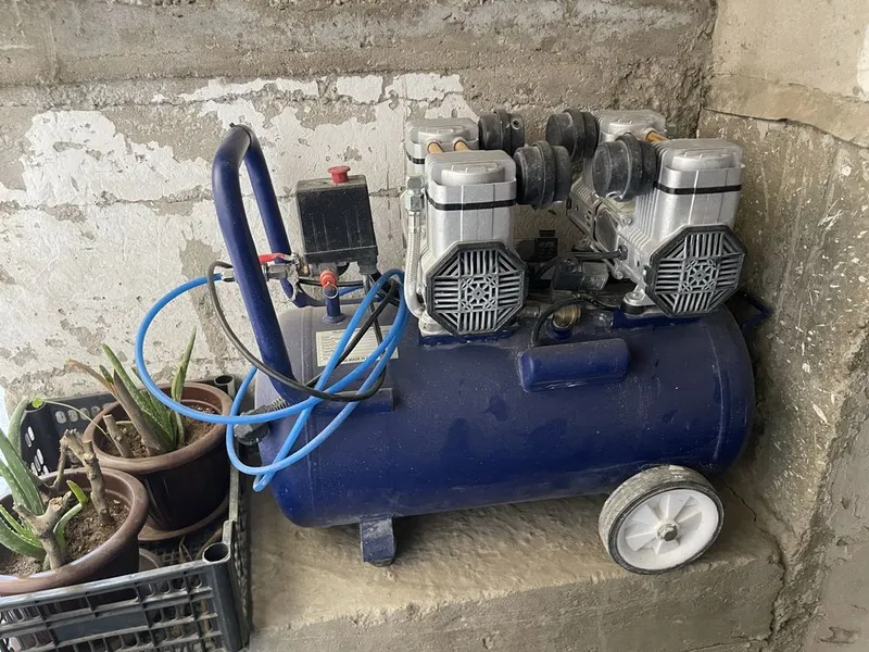 Compressor 100 l sali sotiladi