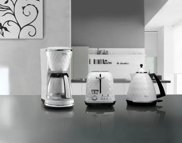 Чайник De'Longhi KBJ2001W, белый 2