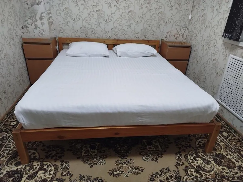 Двухспальная кровать и тумбы. Двухспальная кровать и тумбы.