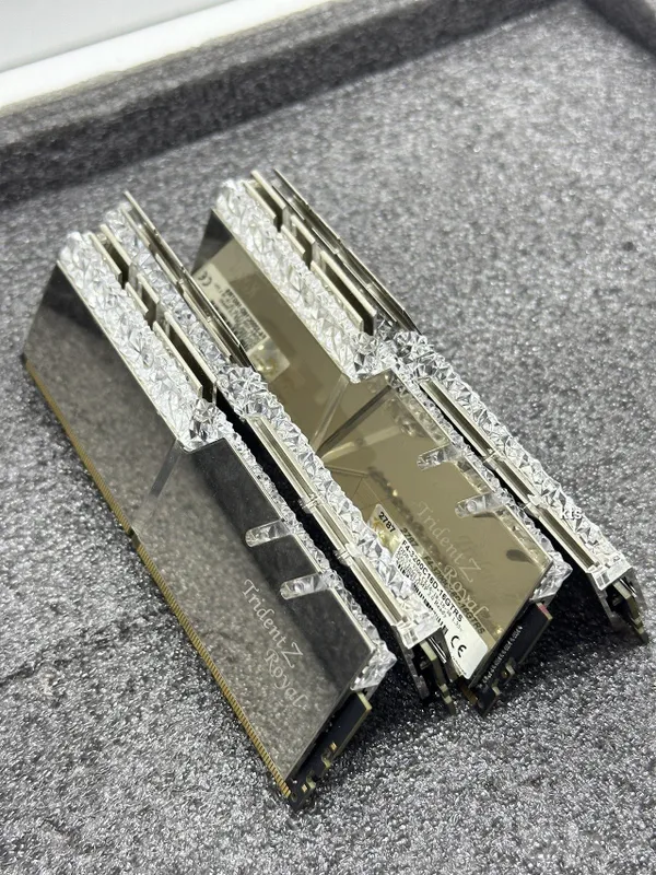 G.SKILL Trident Z royal 32GB 1 G.SKILL Trident Z royal 32GB 1