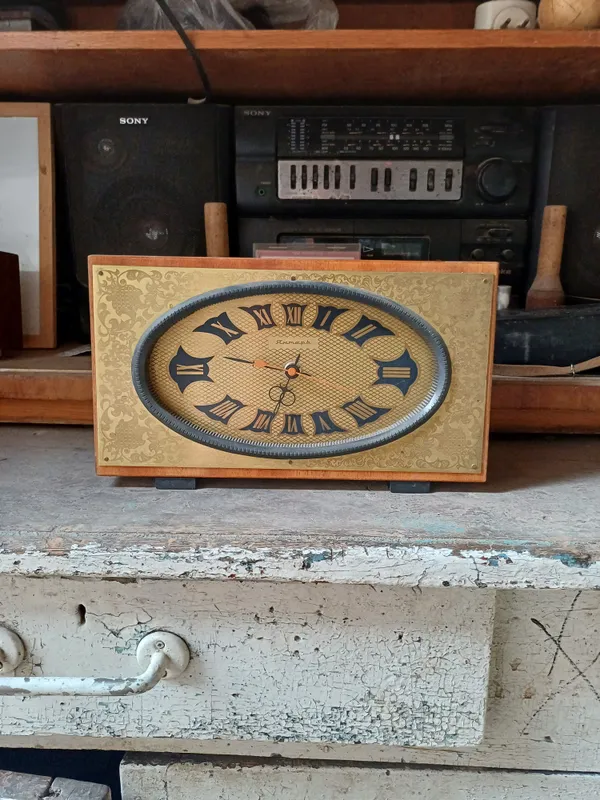 SSSR vintage mexanik stol soati. Ishlaydi 2 SSSR vintage mexanik stol soati. Ishlaydi 2