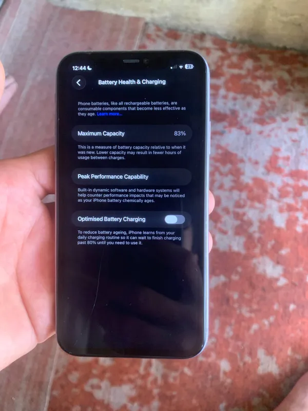 Iphone11 holati 10/9.8 ekranda sal chigi bor 83% 2