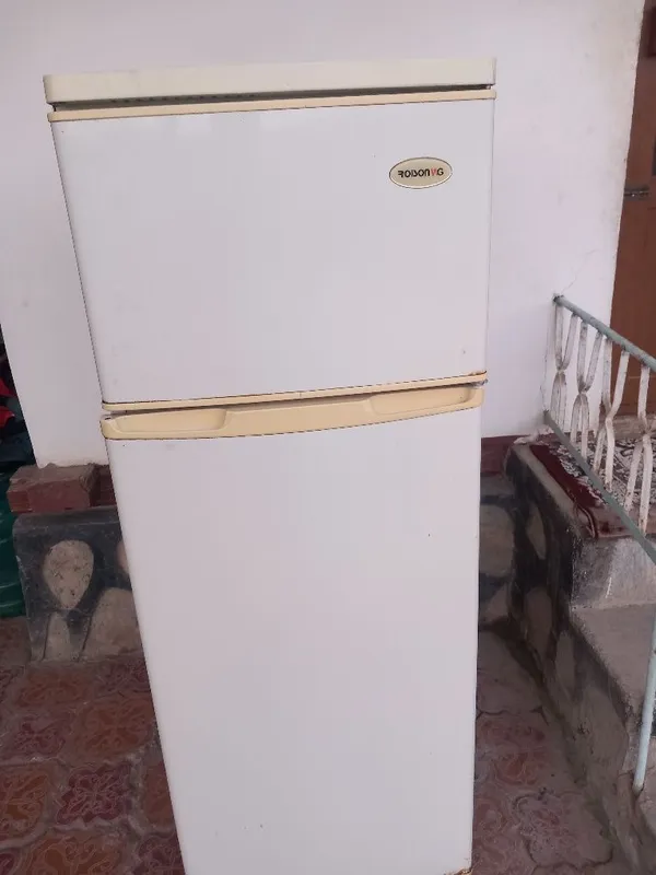Muzlatgich ROISON sotiladi.