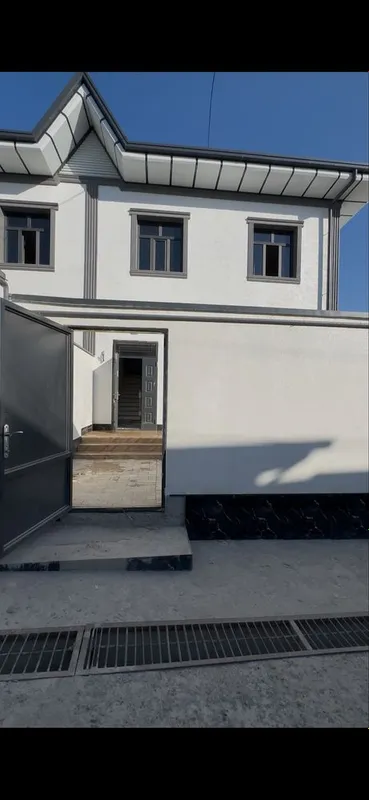 Hovli sotiladi 4xona + oshxona 1