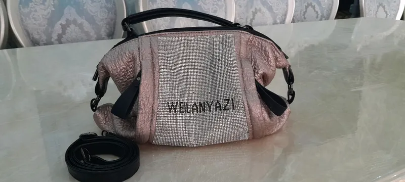 yaxshi holatdagi sumka bir nechta toshlari tushgan
