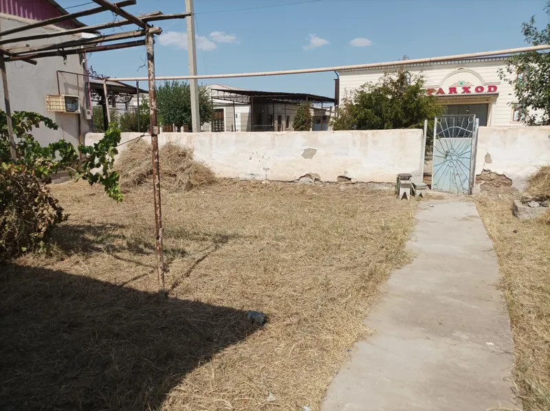 Qorovulbozor shaxardan uy sotiladi 8 sotixli — фото 4
