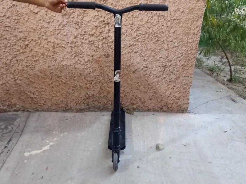 Qora tryukli samokat 2 Qora tryukli samokat 2