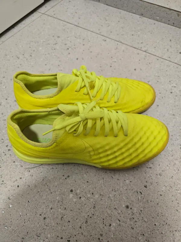 Кросовки ( бутсы) Nike