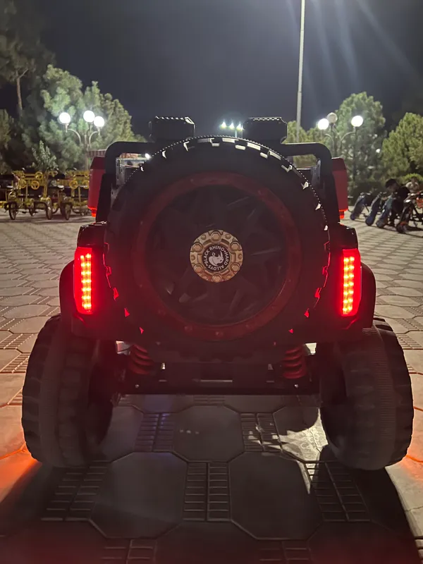 Toyota jeep,svetlari xar hil yonadi, ideal holatda 3
