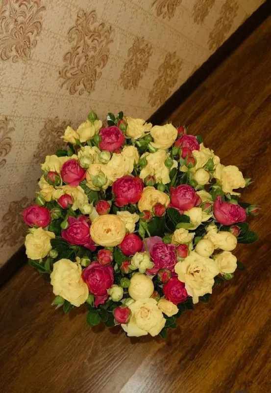 Спрей розы в корзине (средний размер)