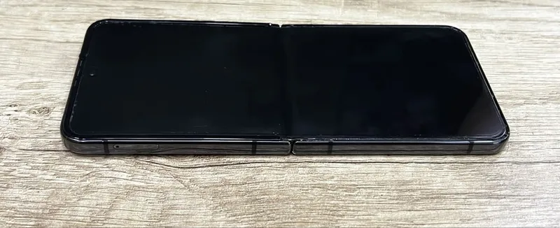 Продам Samsung Galaxy Z Flip 4 Б.У Внутренний экран не работает — фото 5