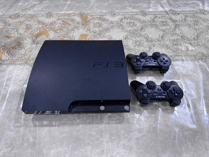 Sony PlayStation 3 Slim в хорошем состоянии + 2 джойстика