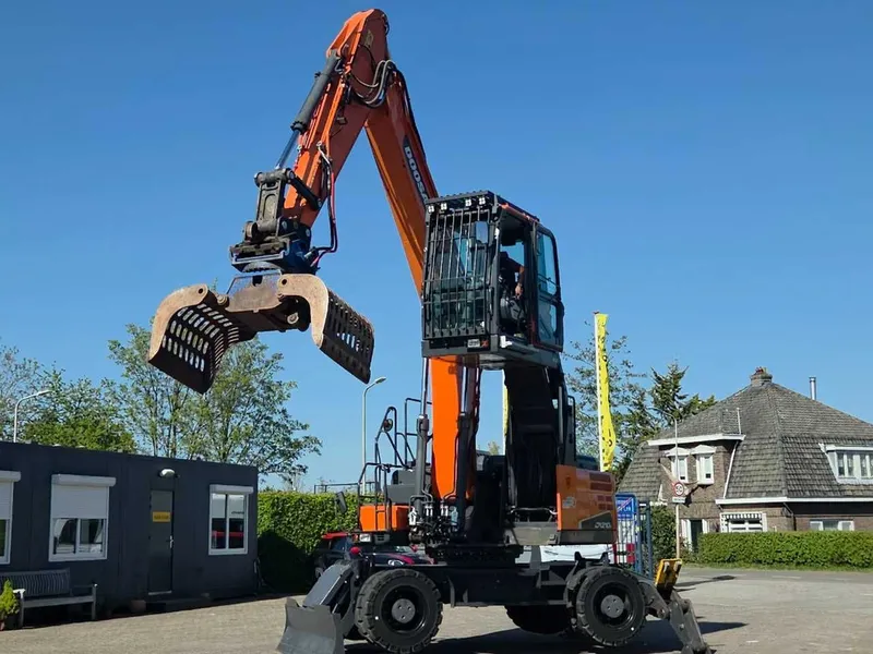 Колесный экскаватор Doosan DX210W-5 — фото 1