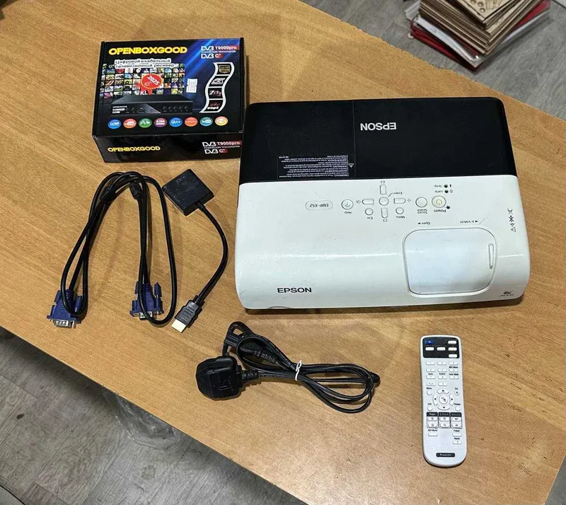Проектор Epson + тюнер и кронштейн 1