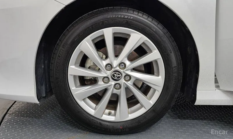 Toyota Camry 2.5 LE Hybrid 7