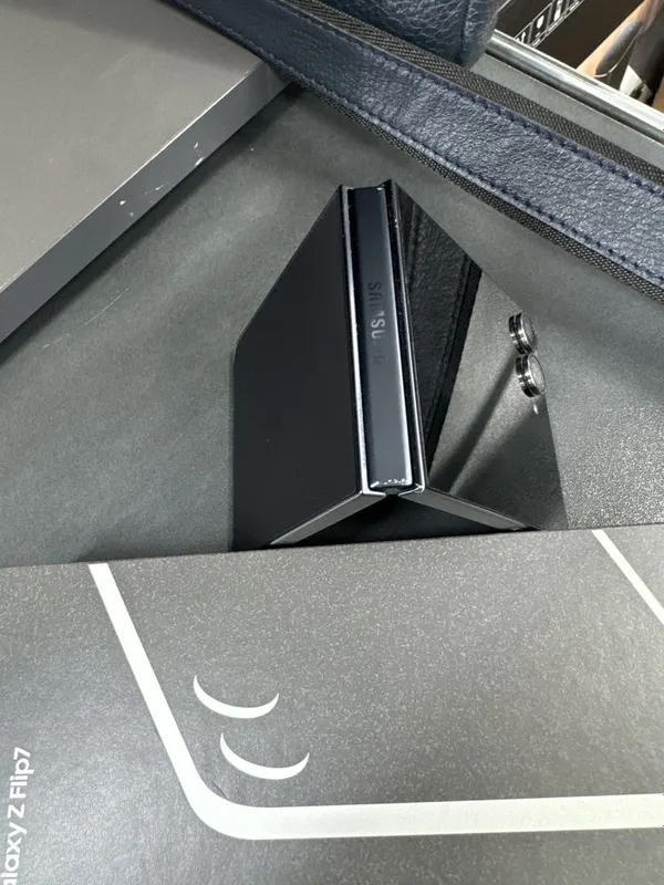 Samsung Galaxy Z Flip 7 Black — фото 3 Samsung Galaxy Z Flip 7 Black — фото 3