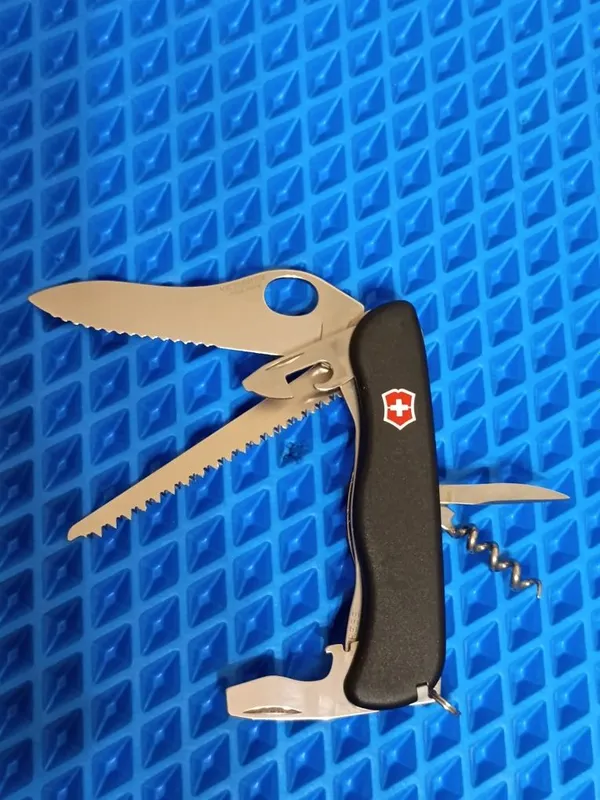 Продам небольшую коллекцию ножей Victorinox 4 Продам небольшую коллекцию ножей Victorinox 4
