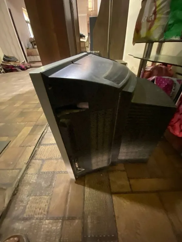 Televizor va stol sotiladi