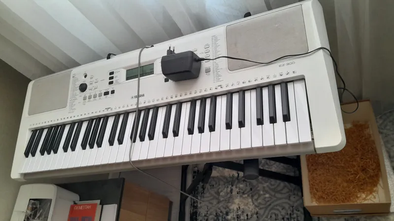 Синтезатор Yamaha EZ-300 с функцией обучения + подставка (комплект)