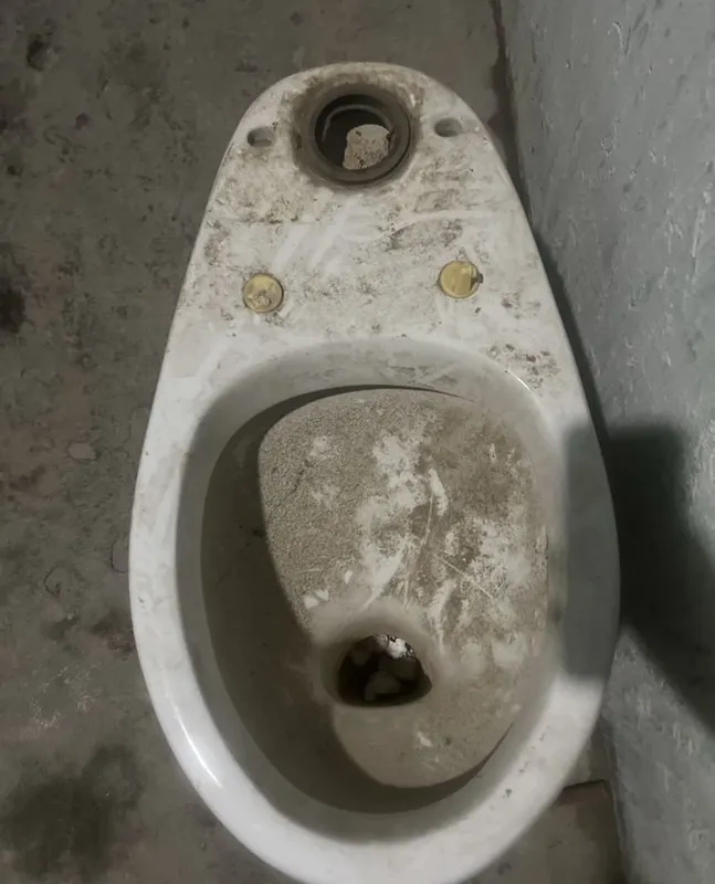 Unitaz chugunniy srochniy sotiladi 2 Unitaz chugunniy srochniy sotiladi 2